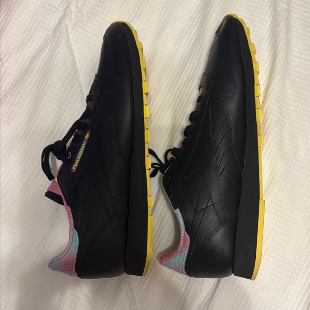 Reebok Black and Yellow Sneakers Sleek Design